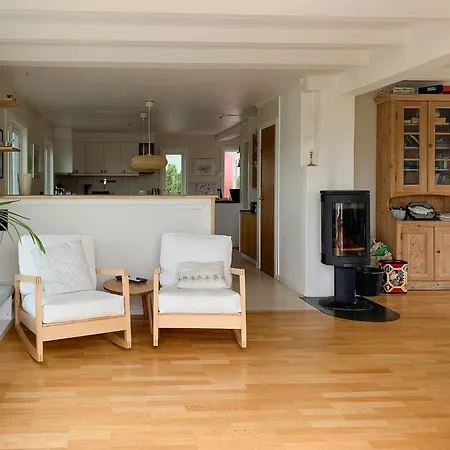 Prázdninový dům Idyllic Cabin With Sea View On Peaceful Island Lyngor